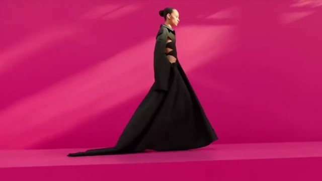 'Top Model Selena Forrest FALLS at Valentino Fall/Winter 2022/23 Fashion Show \"PINK PP COLLECTION\"'