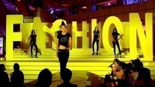 'HOT MODELS Levi\'s Fashion Show mall Denim Fashion Week 2020 | PassionTve'