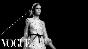 'Valentino Ready to Wear Spring 2011 Vogue Fashion Week Runway Show'