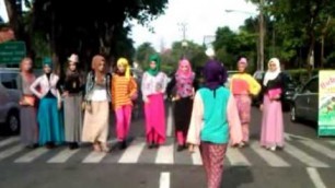 'Hijabers Surabaya Fashion on the street 25 Nov 2012'