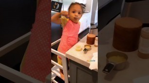 'Serena Williams daughter - Olympia Ohanian speaks french - cake baguet Nike fashion'