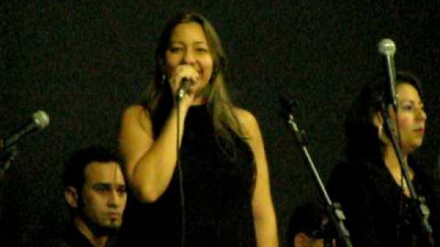 'Mônica cantando A Thousand Miles - RV Produções Musicais - Fashion Noivas'