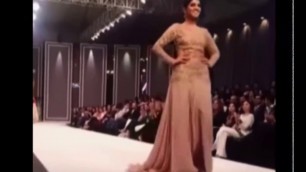 'Model Kanwal Ilyas falls down during Fashion Pakistan Week (FPW) 2016'