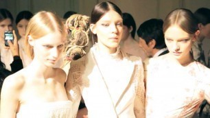 'BACKSTAGE VALENTINO HAUTE COUTURE SPRING/SUMMER 2012 FASHION SHOW'