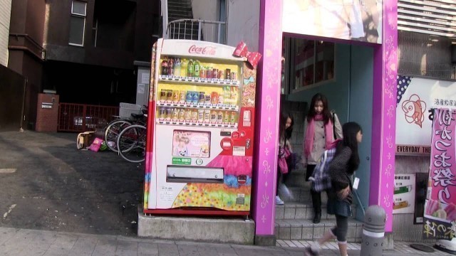 'Kyary Pamyu Pamyu Vending Machine in Harajuku'