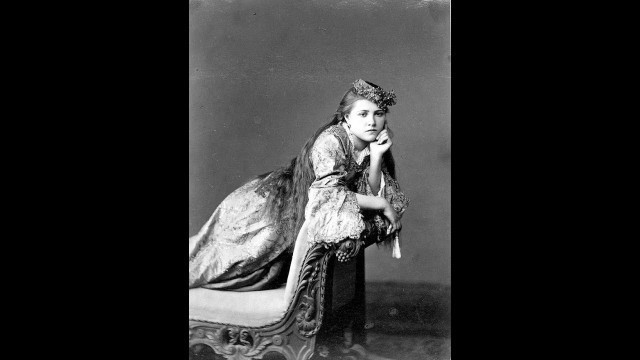 '24 Glamorous Photos Show Female Models in Victorian Era'