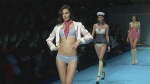 France bans ultra-thin models in crackdown on anorexia