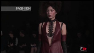 'ALEXANDER MCQUEEN Full Show Paris Fashion Week Fall 2015 by Fashion Channel'