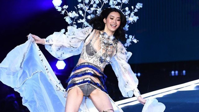 'Victoria\'s Secret Model Ming Xi Recovers from Fashion Show Runway Fall Like a PRO'