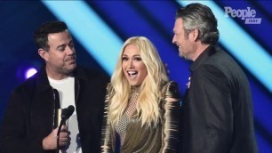 'Blake Shelton Pulls Gwen Stefani Onstage After Winning at the People\'s Choice Awards'