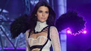 '10 Crazy Looks From Victoria\'s Secret Fashion Show 2016  || Pastimers'