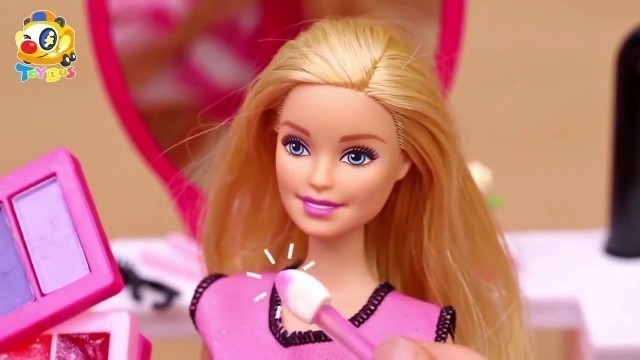 'Barbies Fashion Show  Barbie Makeup  Kids Toys Story'