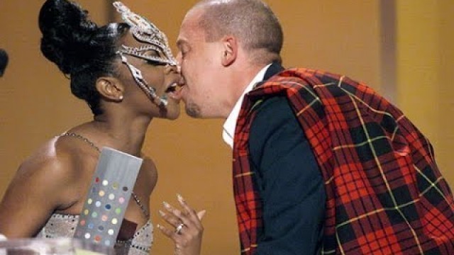 Alexander McQueen bows down to Lil' Kim at Vogue Fashion Awards (1999 HD)