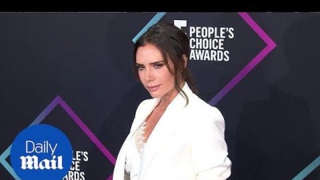 'Victoria Beckham is all business at 2018 People\'s Choice Awards'