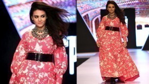 'Zara Noor Abbas - Gorgeous Ramp Walk At Fashion Pakistan Week Spring/Summer 2018'