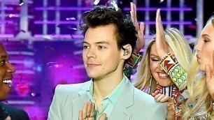 'Harry Styles Performs In Front Of THREE Exes At Victoria\'s Secret Fashion Show'