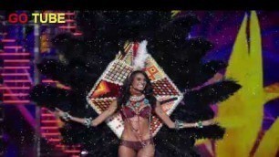 'One model trips, another has a wardrobe malfunction during Victoria\'s Secret Fashion Show'
