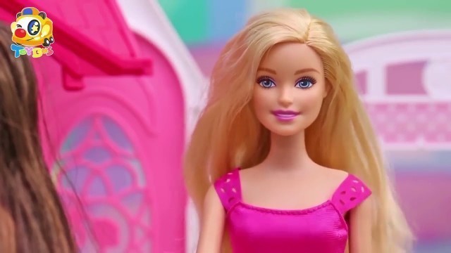 'Barbies Fashion Show  Barbie Makeup  Kids Toys.'
