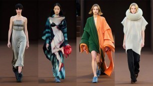 'LOEWE Fall Winter 2022 women’s runway collection Fashion Show | 羅意威2022春秋冬女裝秀 | RU1 FASHION'