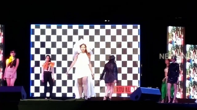 'Model falls on ramp Oops! Fashion Show DELHI 2017- MUST WATCH VIDEO'