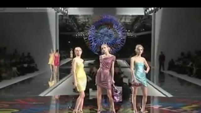 'Fashion Show VALENTINO Spring Summer 2008 Pret a Porter Paris 2 of 4 by Fashion Channel'