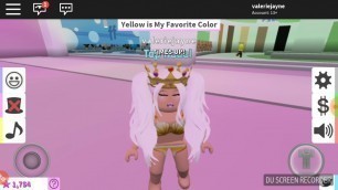 'Evie and mummy play fashion frenzy on Roblox'